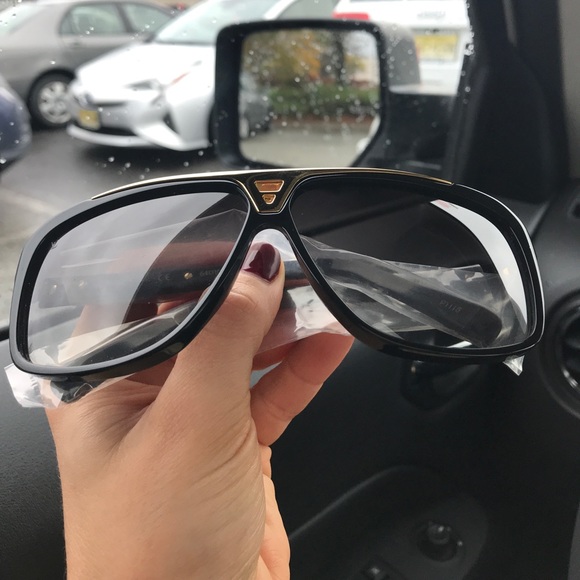 Authentic Louis Vuitton sunglasses - Picture 7 of 8