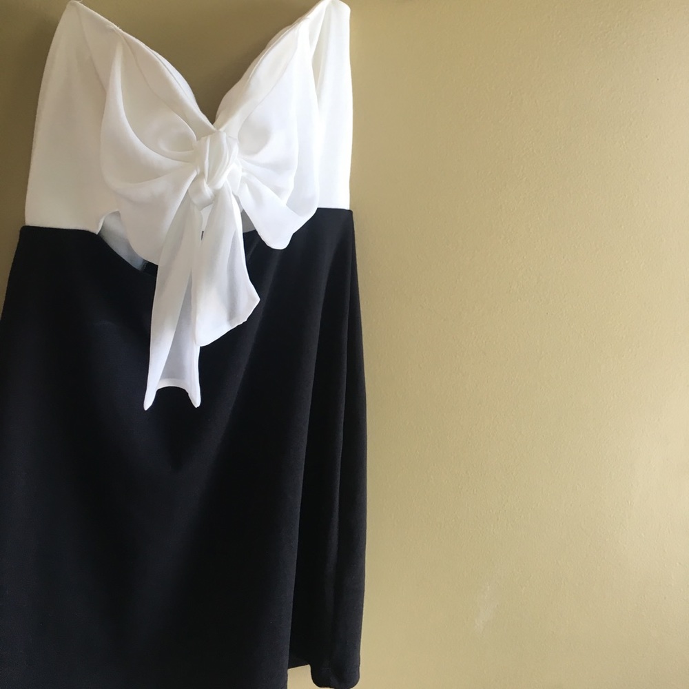NWT Strapless White and Black Dress with a Bow