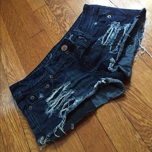 Destroyed low-rise shorts
