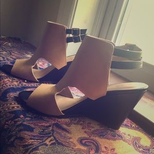 Ann Taylor Black And Tan Wedges