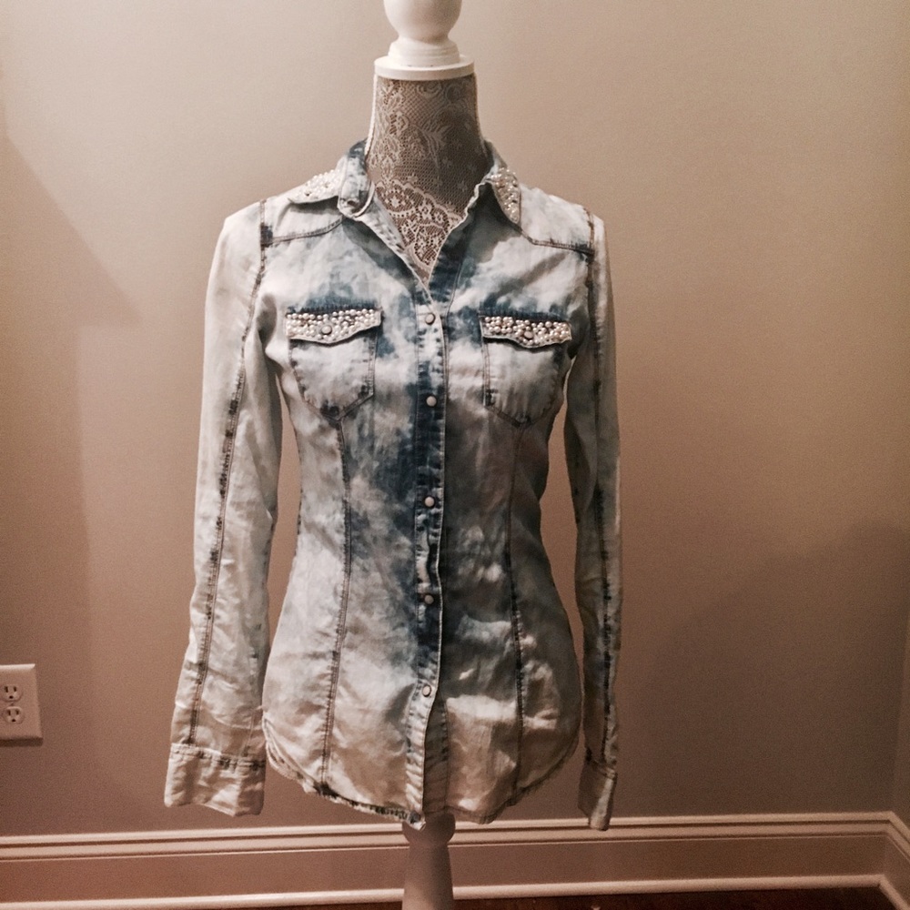 Denim-looking button down top with Pearl accent