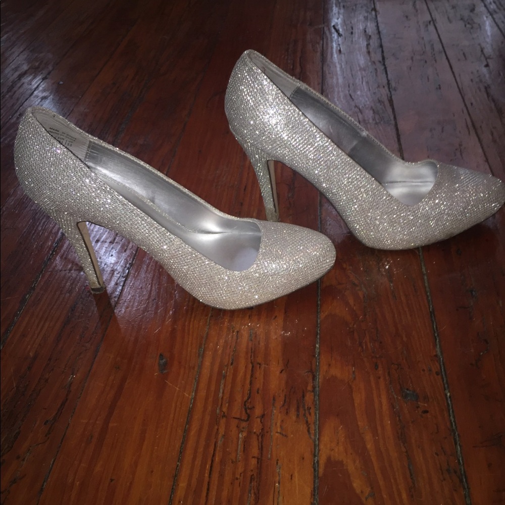 Silver sparkled pumps
