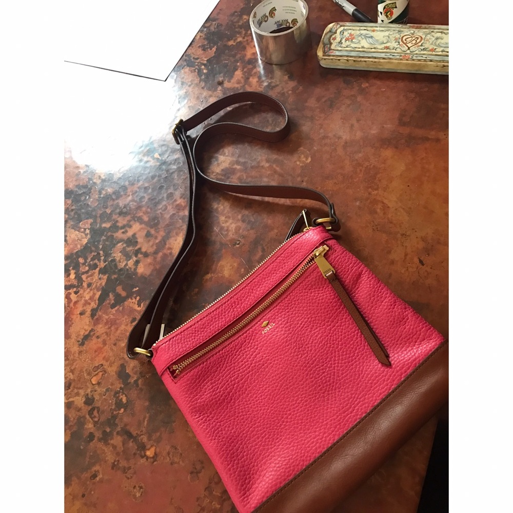 FOSSIL CROSSBODY.