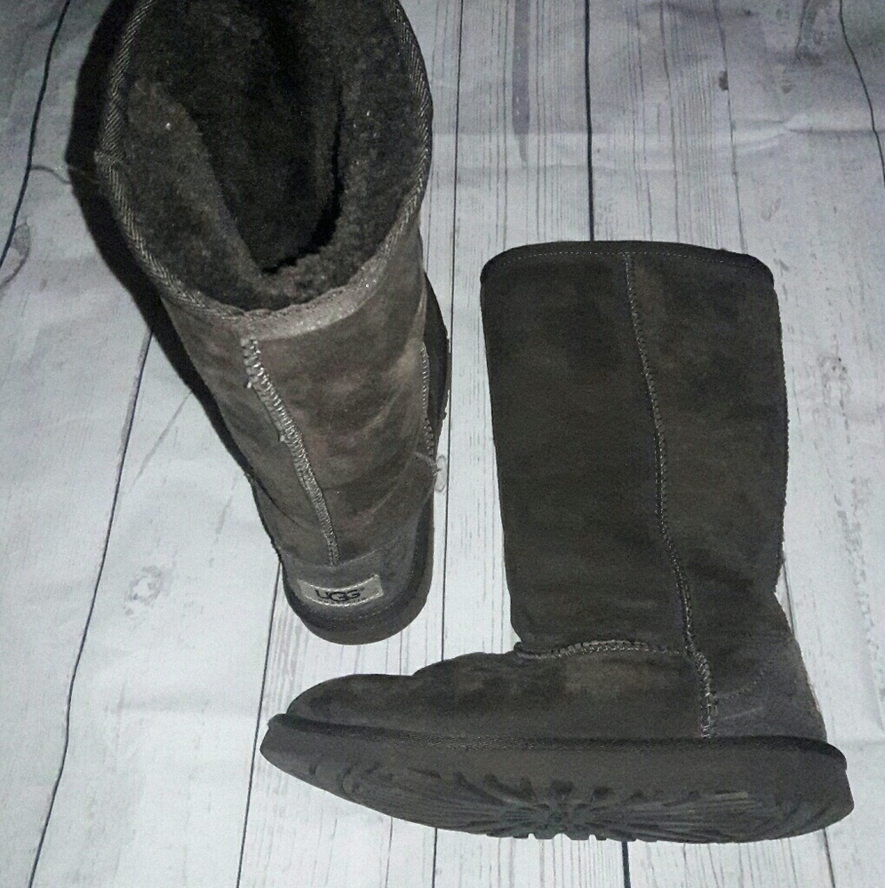 UGG Boots in Excellent Condition  Chcolate Color