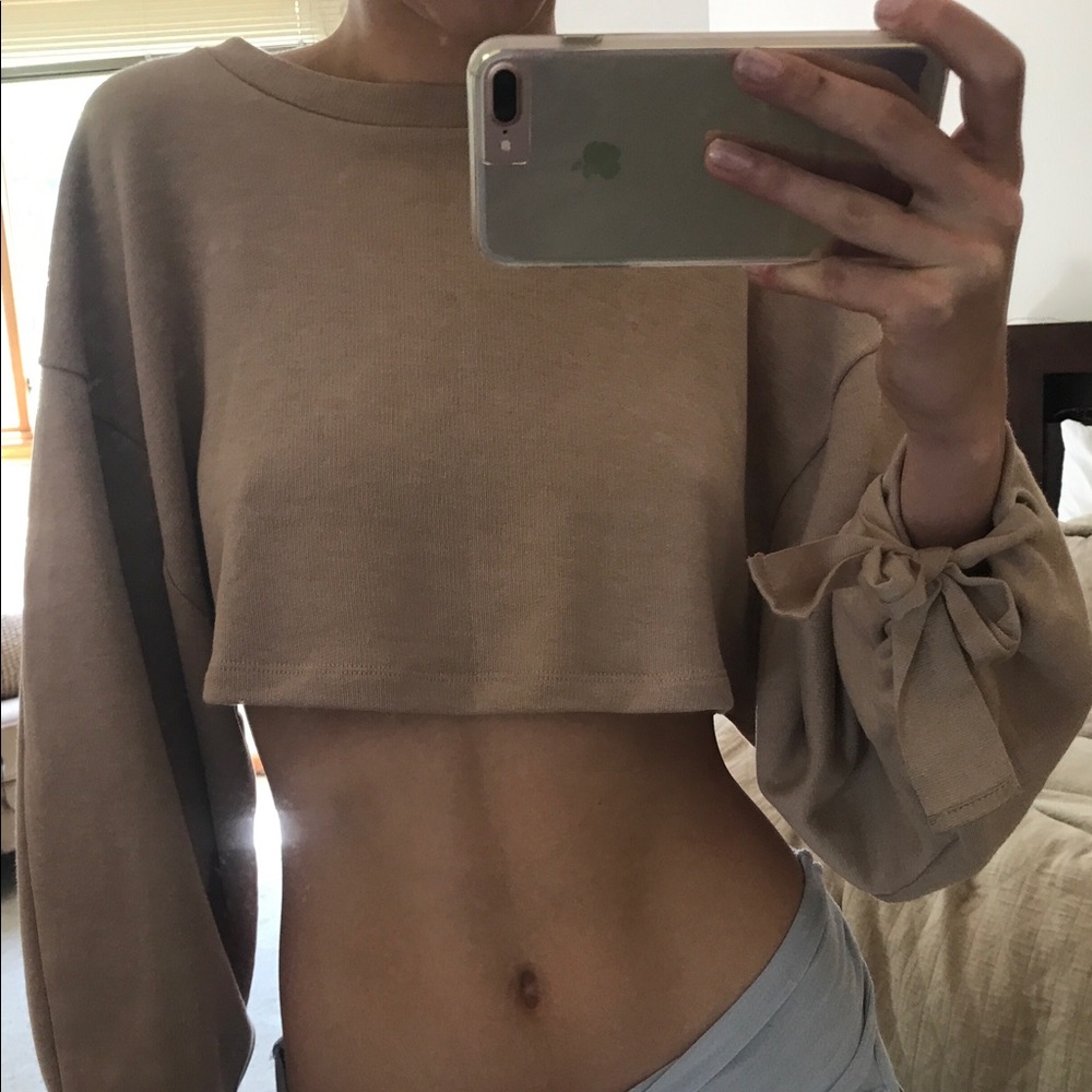 Rose cropped sweater with oversized sleeves