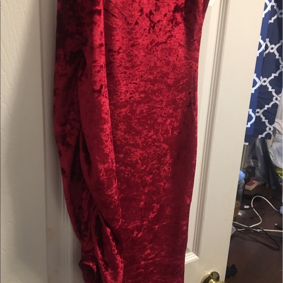 Red velvet dress - Picture 2 of 2