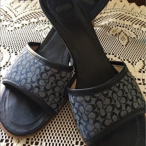 Coach logo slides in size 8. Navy.