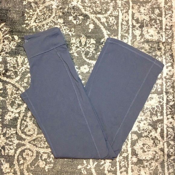 Athleta Pants - Athleta kickbooty gray yoga pants XS firm $