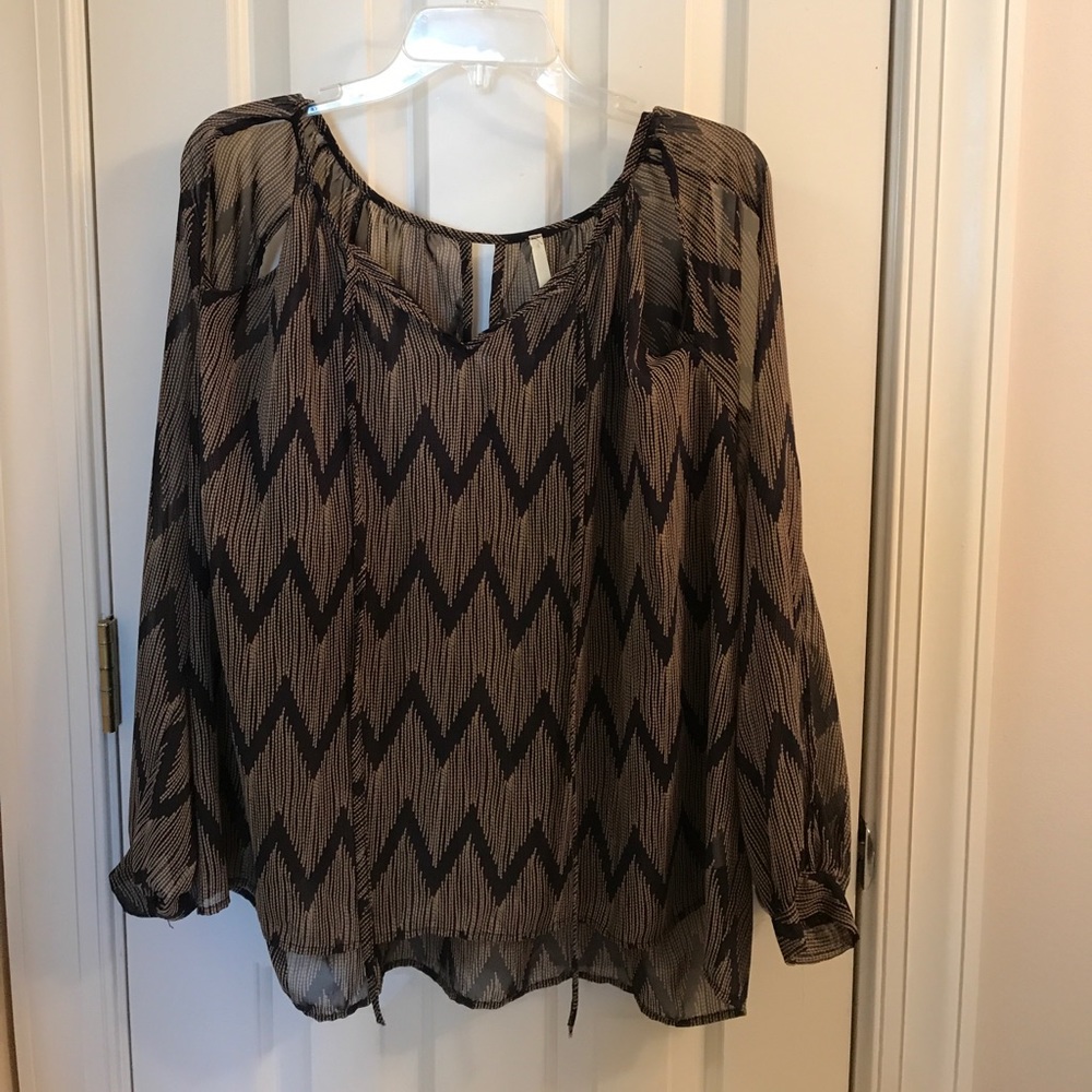 Navy and tan chevron top M/L