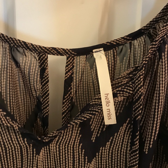 Navy and tan chevron top M/L - Picture 3 of 4