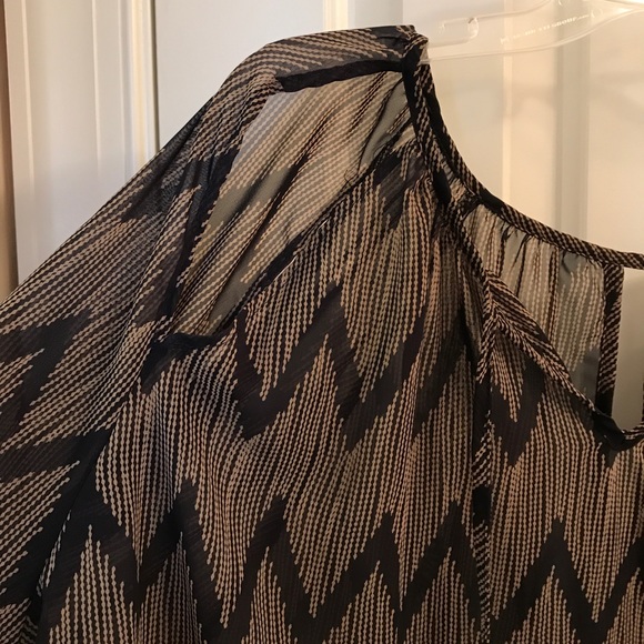 Navy and tan chevron top M/L - Picture 4 of 4