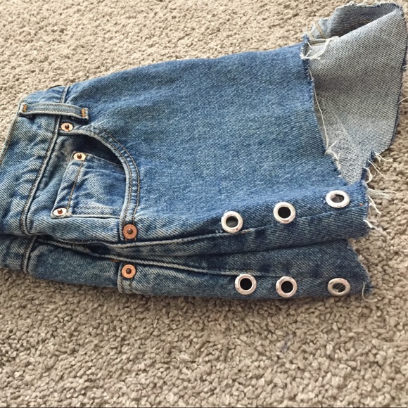 Vintage Levi high waist shorts - Picture 3 of 4