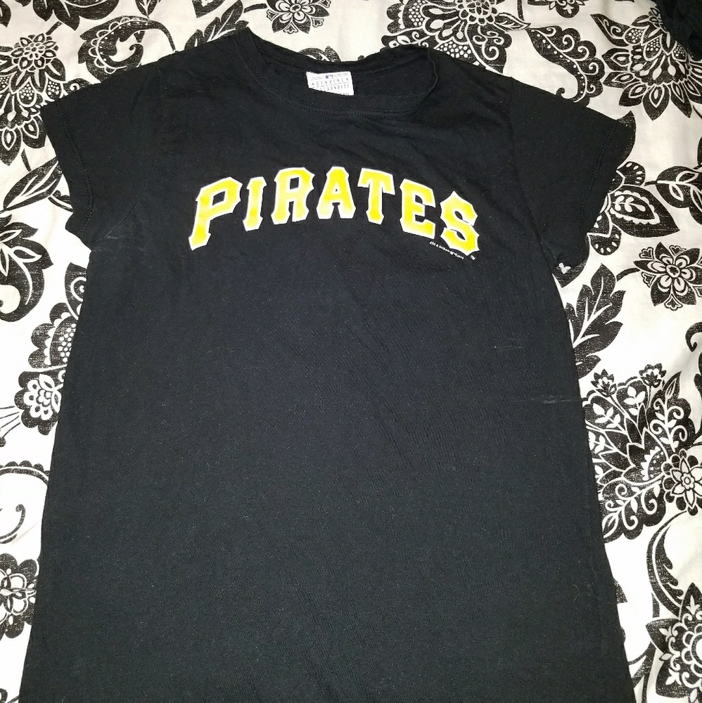 Pittsburgh Pirates womens fitted tee.