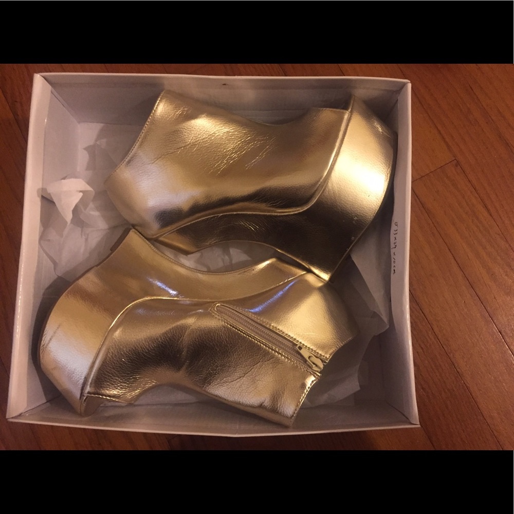 Make Me Chic Spunky Gold Heels