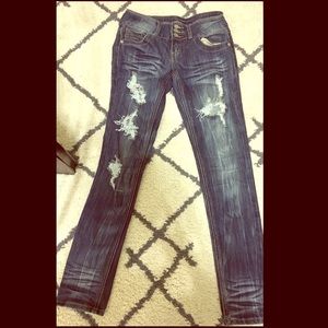 Distress out in these rocking skinny jeans!!!!