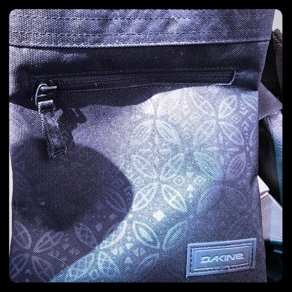 Dakine over the shoulder adjustable purse