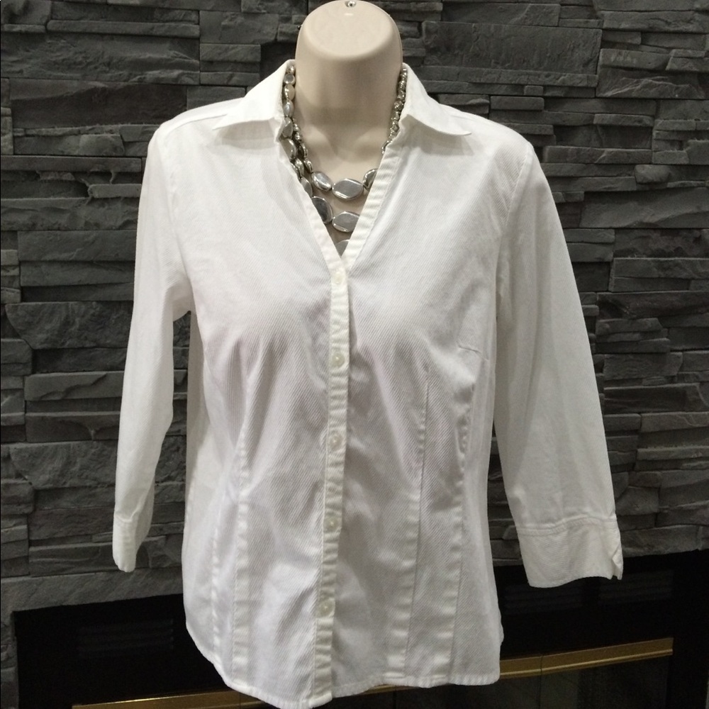 💐 Donating 6/1. Nicely fitted 3/4 sleeve blouse.