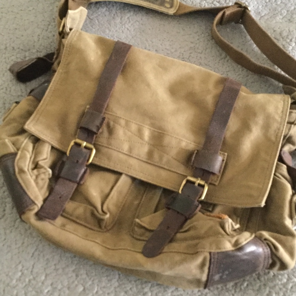MESSENGER BAG