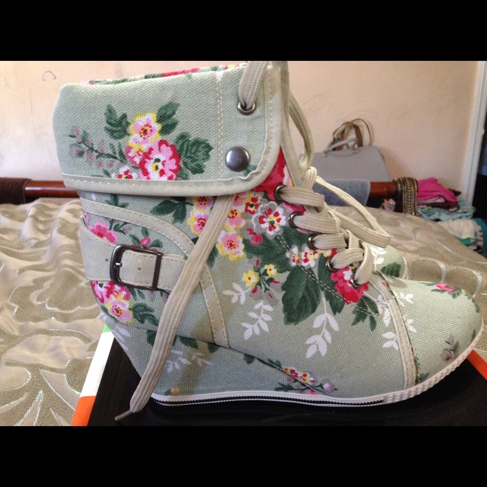 New With Box Bucco Taupe Bluebel Wedges size 9;$70