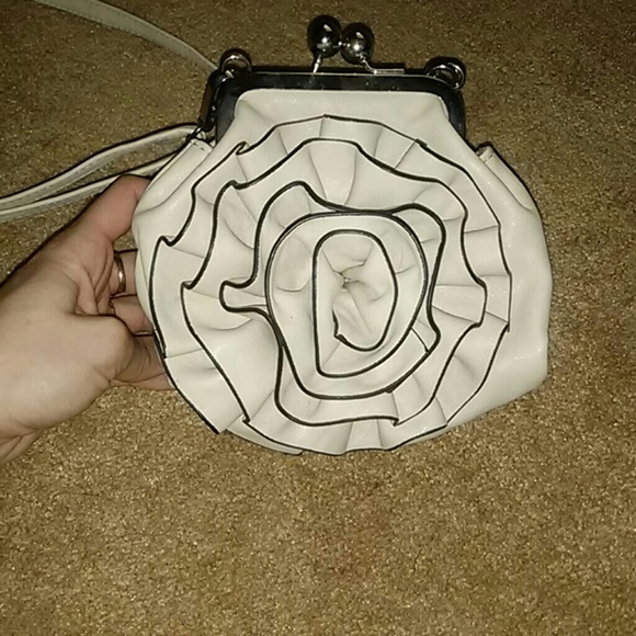 Beige flower purse - Picture 2 of 3