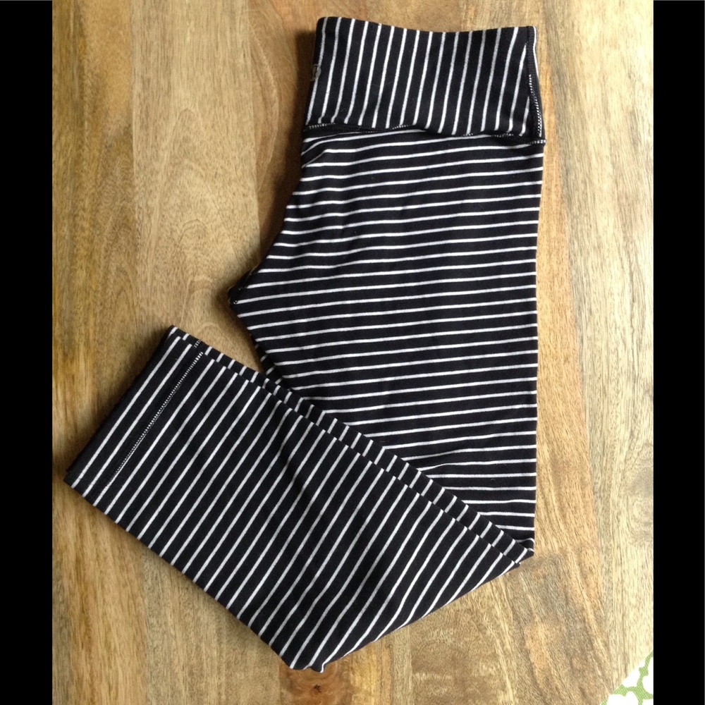 Lululemon crops s4/6 sold to @ripleyscloset :)