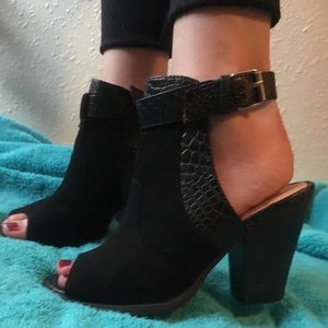 Peep toe black chunky heels with buckle