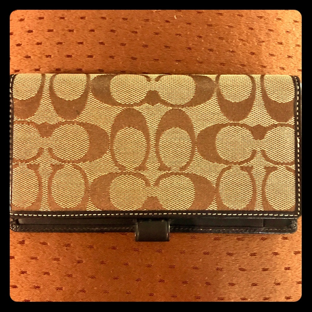 Coach Checkbook Cover🌸