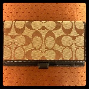 Coach Checkbook Cover🌸