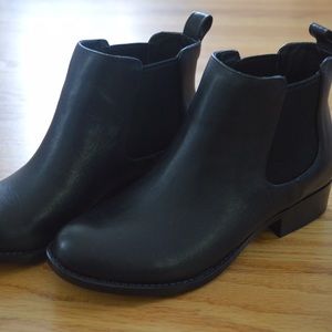 NEW Noa Black Chelsea Boots from Sole Society