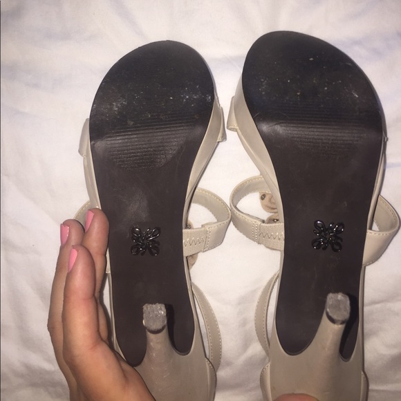 Simply Vera by Vera Wang heels - Picture 2 of 6