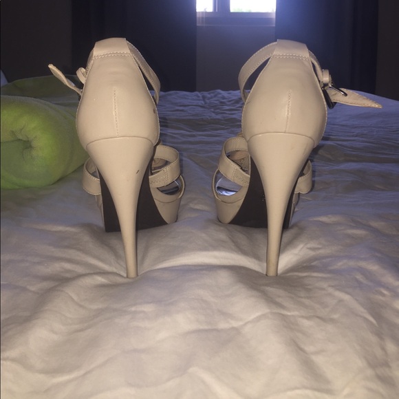 Simply Vera by Vera Wang heels - Picture 3 of 6