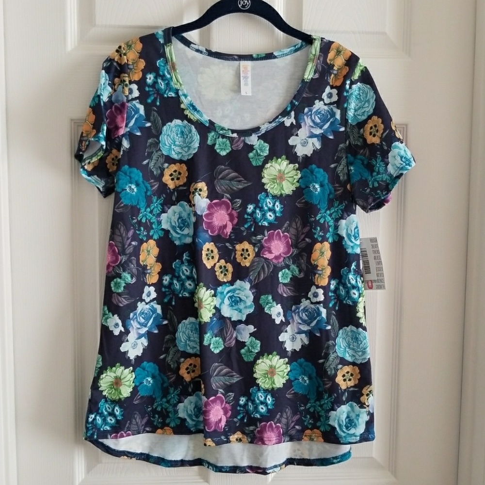NWT LuLaRoe Small Classic T