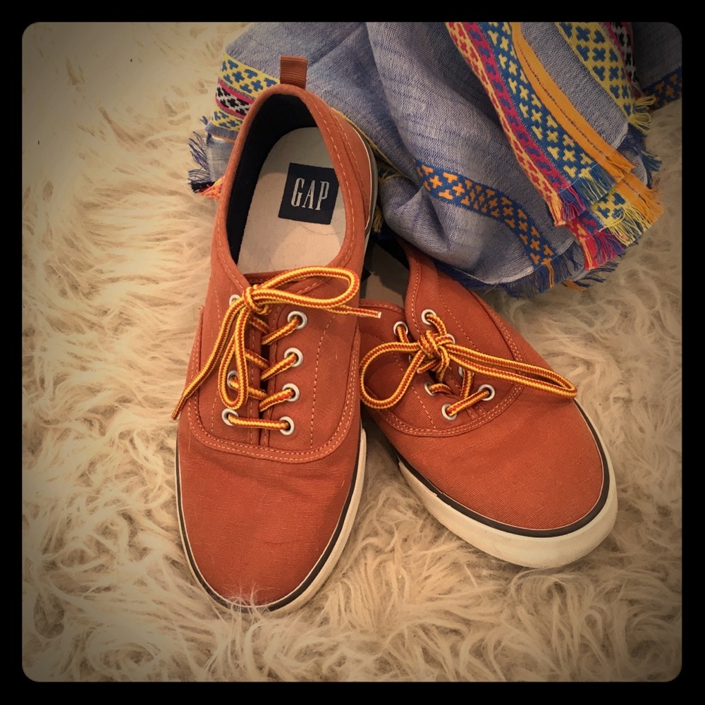Gap Fabric Brick color sneaker
