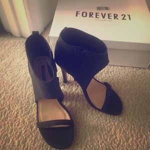 Strappy open-toed Forever 21 booties black 6