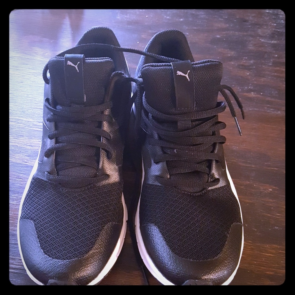 Light weight puma shoes. Comfortable.