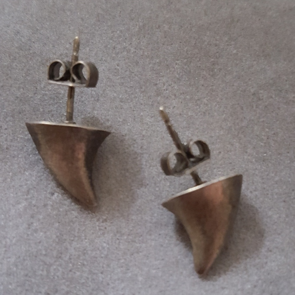 House of Harlow Shark teeth studs