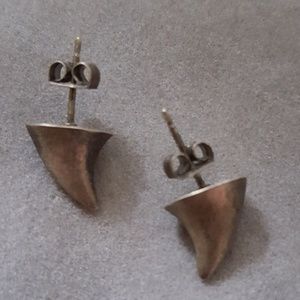 House of Harlow Shark teeth studs