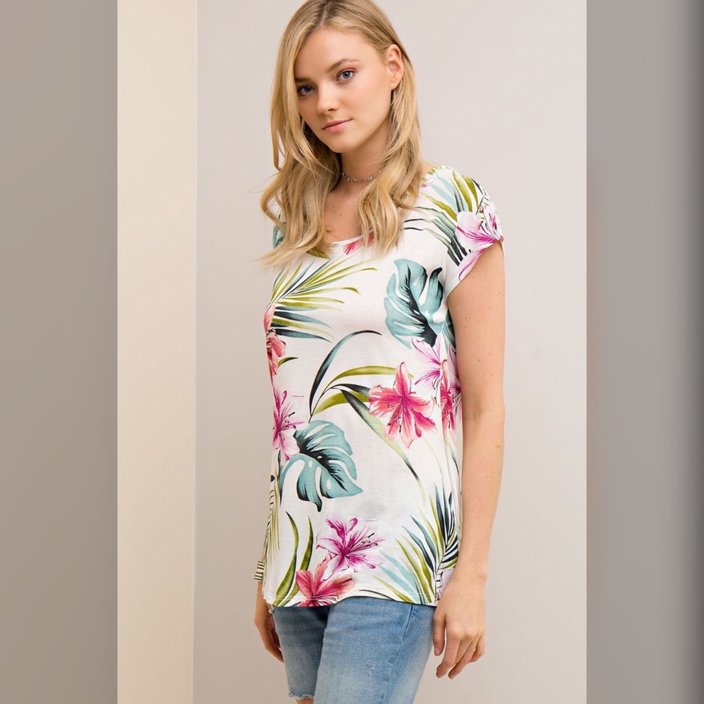 🎉LAST 2!! 🎉Stunning back bow detail floral top! - Picture 3 of 3