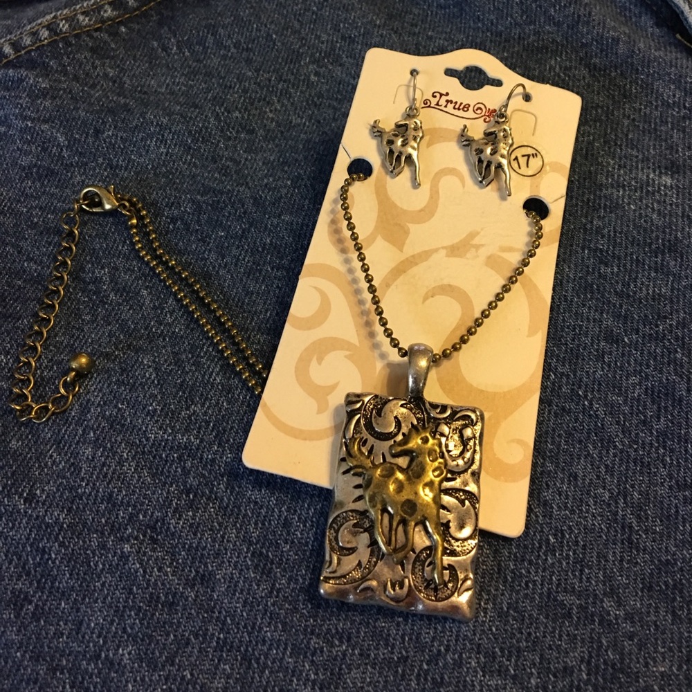 Metal horse and horse shoes necklace and earrings