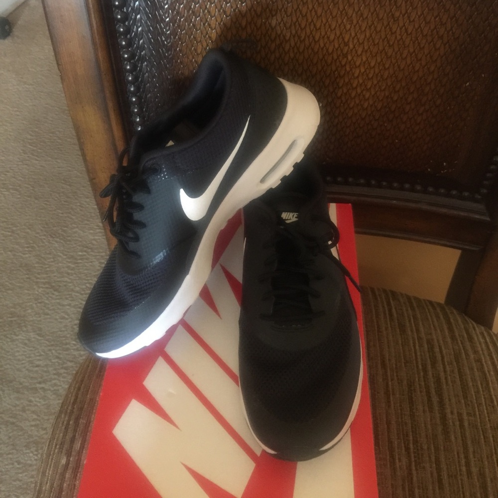 Tennis shoes
