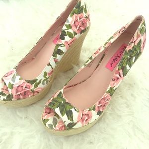 Betsy Johnson Floral wedge