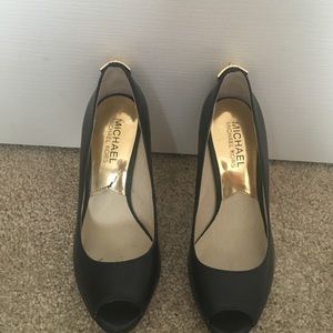 Authentic Michael Kors black leather pumps