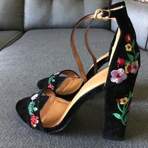 Size 9 sweetheart embroidered pumps. Worn once!