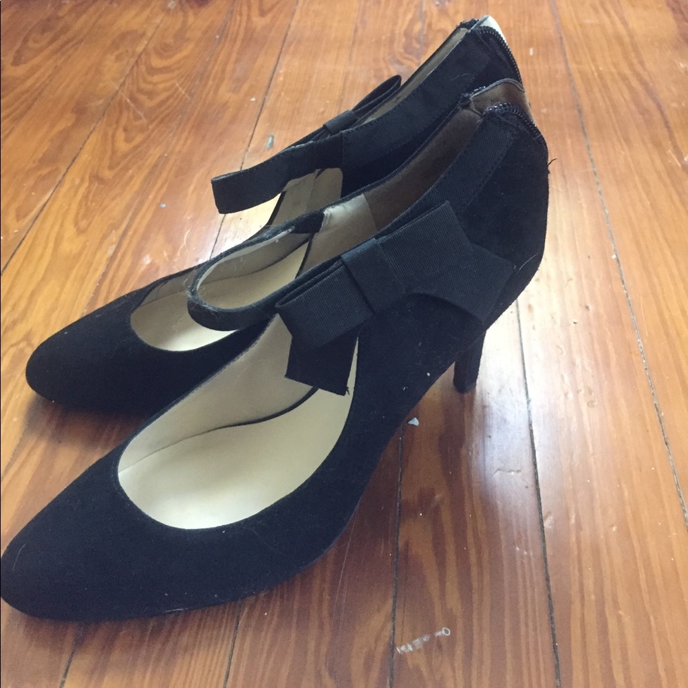 Nine West black heels with bow