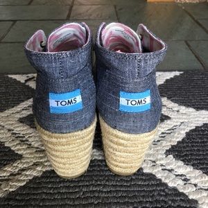 TOMS black chambray wedges