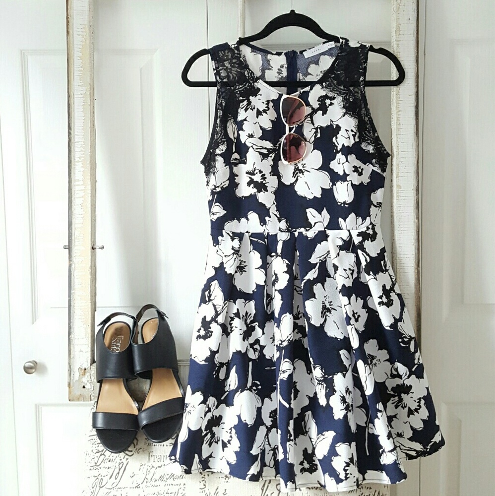 ⚠️SALE! PRICE FIRM⚠️ Navy, B&W floral dress