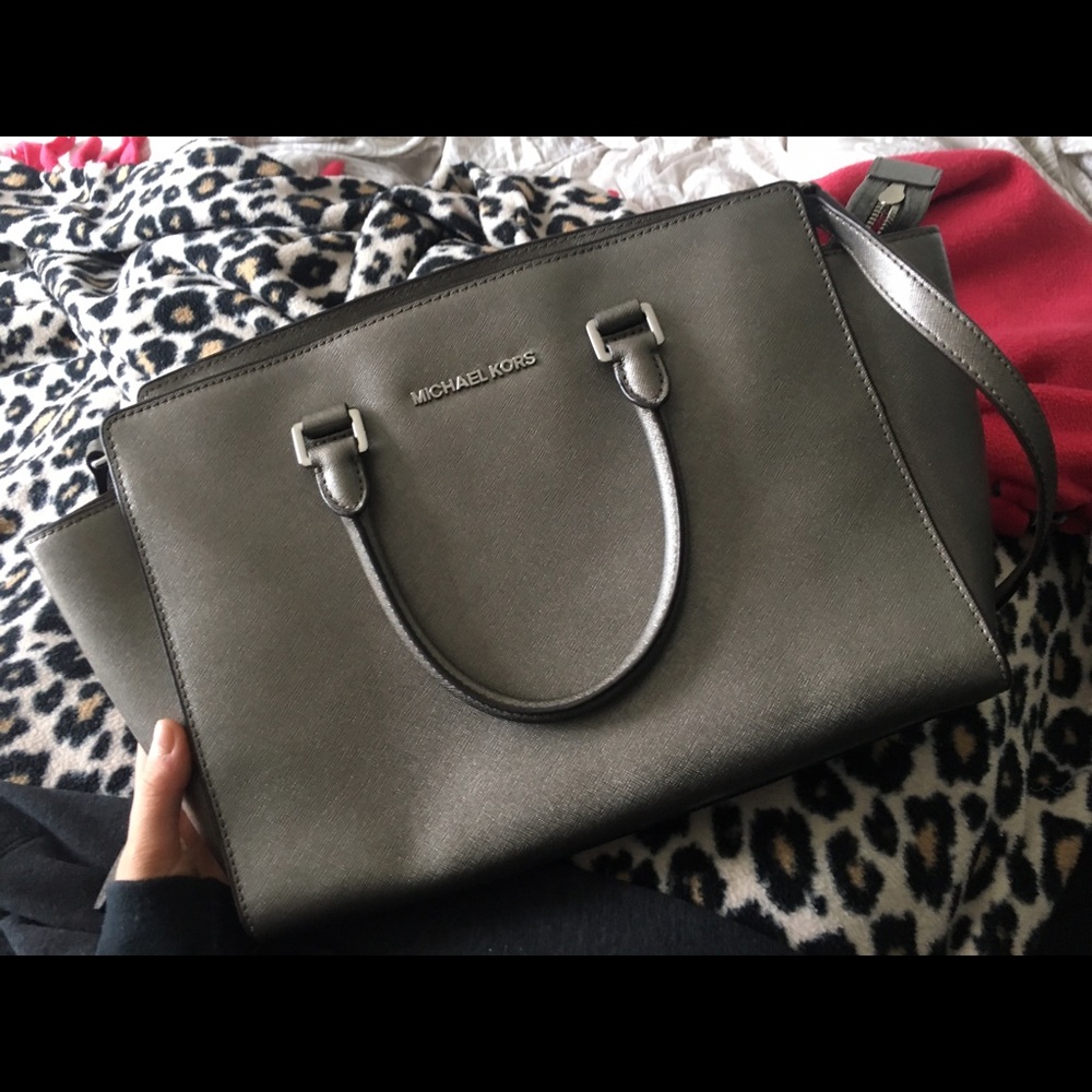 Michael Kors Silver Purse 👛