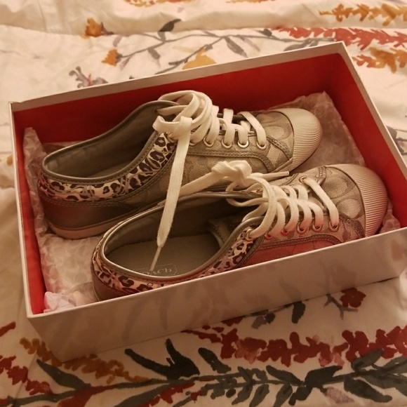 Silver and white comfy Coach sneakers - Picture 4 of 5