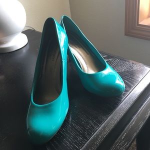 Shiny bold Turquoise heels