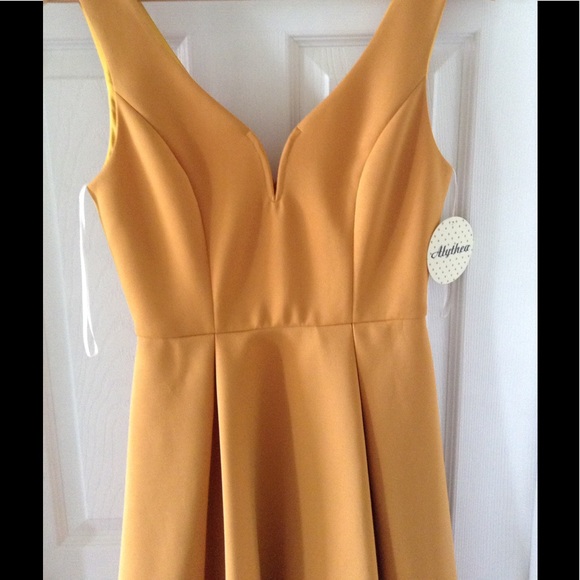 Gold flow dress - Picture 2 of 2